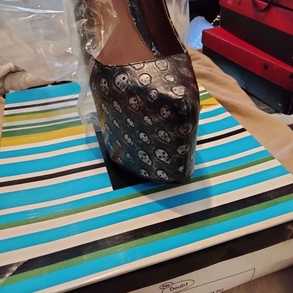 Hidden platforms. Skull details. New - Picture 3 of 3